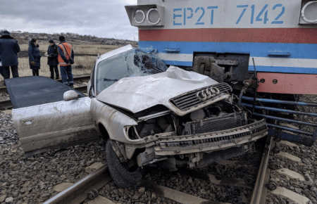 На Донетчине столкнулись поезд и легковой автомобиль, водитель авто погиб — ГСЧС