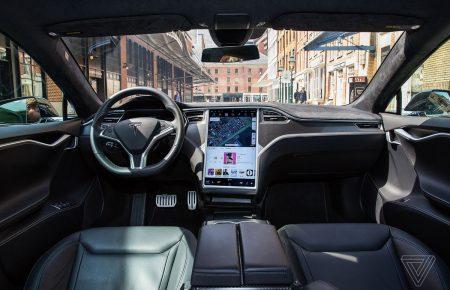 Влада США перевіряє аварію з електрокаром Tesla, що перебував на автопілоті