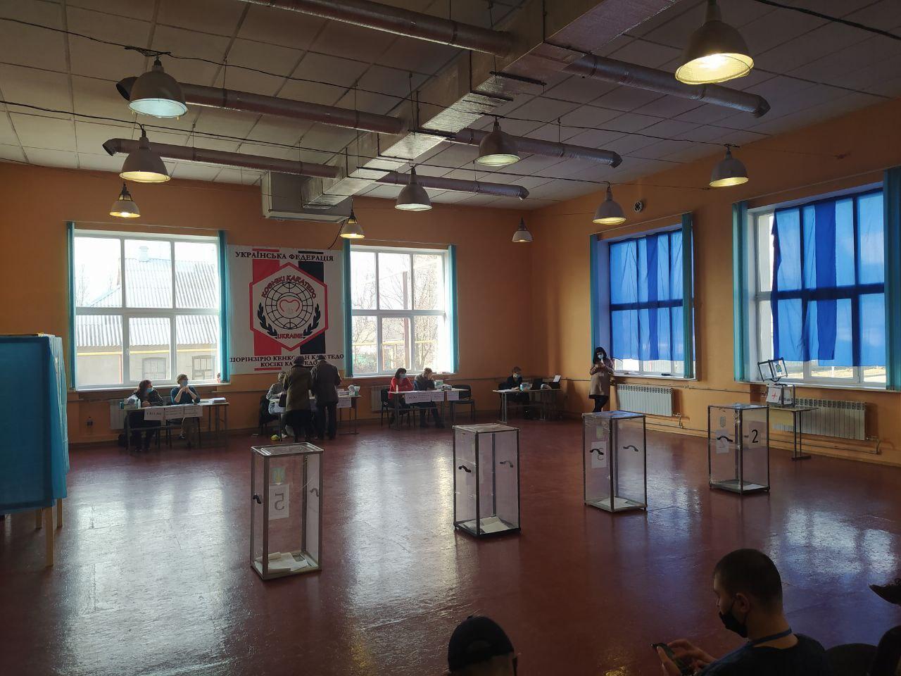 Недостатньо скриньок та відкриття дільниці з затримкою — ОПОРА про порушення на довиборах