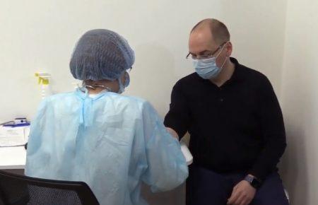 Вакцинация руководителей страны одними из первых в условиях недоверия к власти является правильным шагом — эксперт по коммуникациям