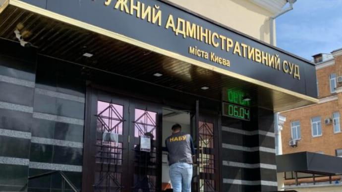 ЗМІ: НАБУ викрило на отриманні хабаря у $100 тисяч брата очільника ОАСК Вовка