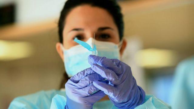 ВООЗ поки не рекомендує комбінувати різні вакцини проти коронавірусу