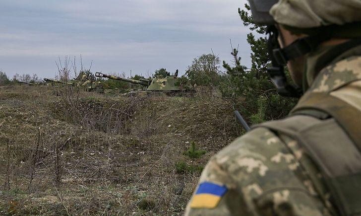 За минулу добу бойовики 13 разів порушили «режим тиші», двоє українських бійців поранені