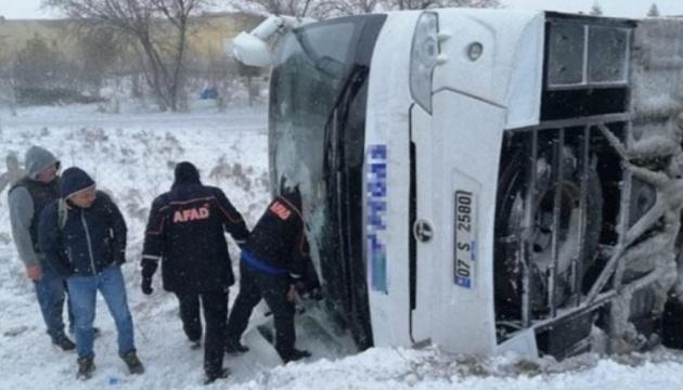 Негода в Туреччині: через ожеледицю перекинулося два туристичні автобуси