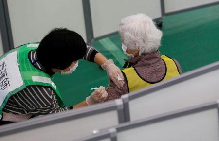 У Японії пенсіонерів починають вакцинувати від COVID-19