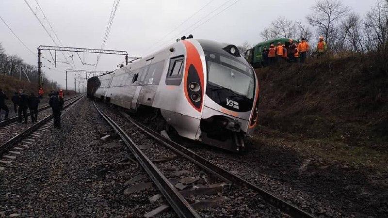 Схождение 6 вагонов Интерсити с рельсов: Укрзализныця отстранила нескольких руководителей Приднепровской железной дороги