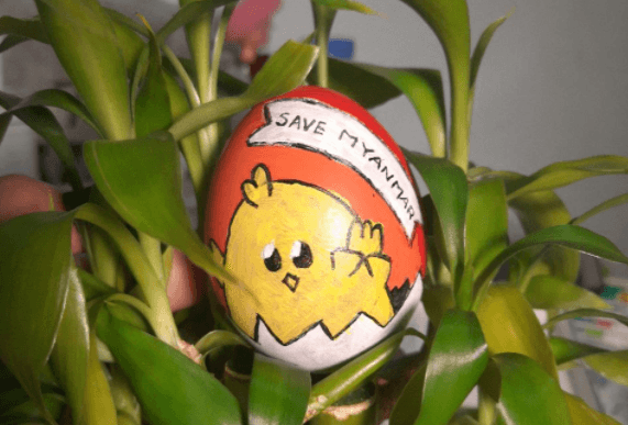 «Ми повинні перемогти»: у М'янмі мітингувальники розмалювали пасхальні яйця гаслами протесту