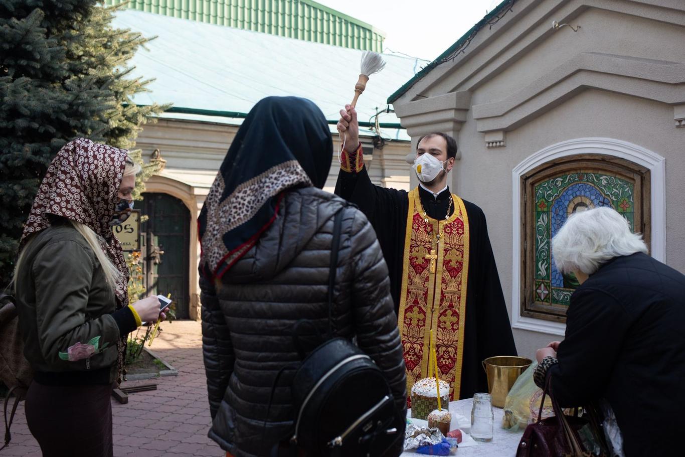 На Великдень та травневі свята карантин не посилюватимуть — Шмигаль