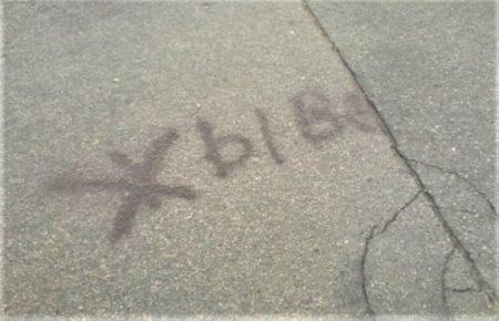 У Білорусі 13-річну школярку затримали за напис «Жыве» на асфальті