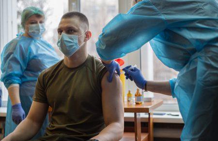 Першочергово у Києві залишковими дозами вакцинують учасників бойових дій і тих, хто збирається їхати у зону ООС — Животенюк