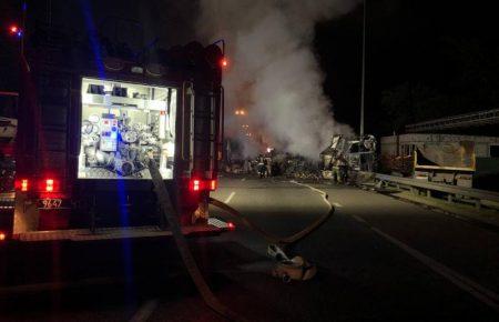 ДТП в Киеве: после столкновения загорелись автомобили, 3 человека погибли (фото)