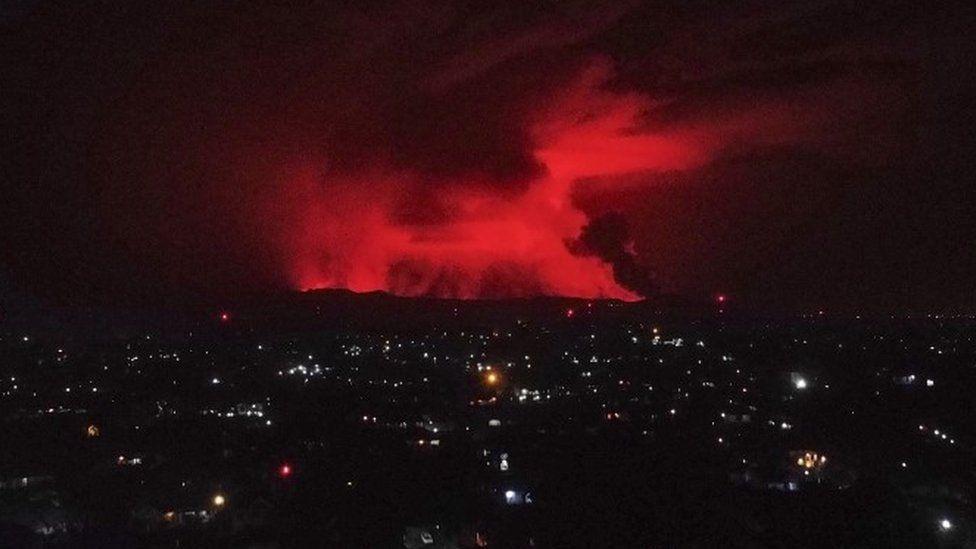 У ДР Конго через виверження вулкана евакуювали людей, нині потік лави зупинився (ФОТО, ВІДЕО)