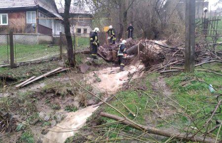 У селищі на Закарпатті усувають наслідки негоди