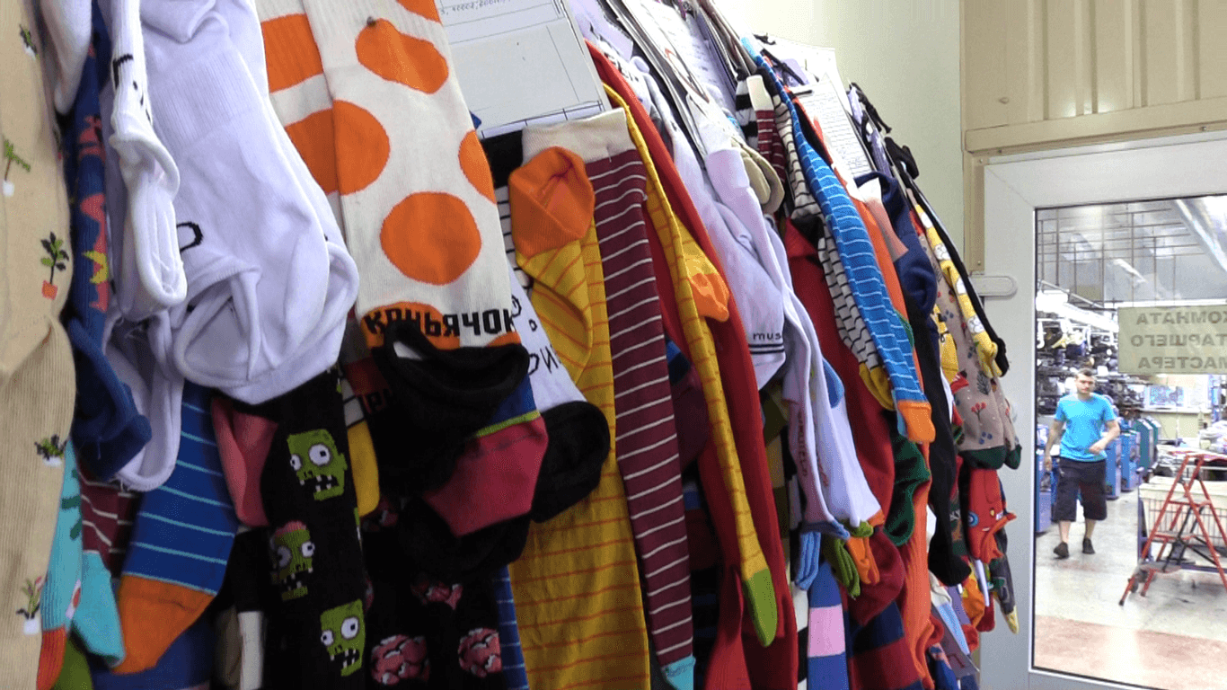 Коли іноземці дізнаються, що вони роблять продукцію у нас, дуже дивуються: як у Рубіжному в'яжуть панчохи