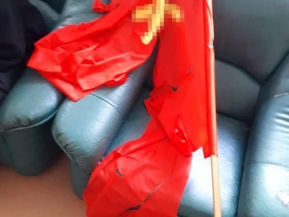 На Житомирщині на будівлі одного із підприємств розмістили прапор із забороненою символікою