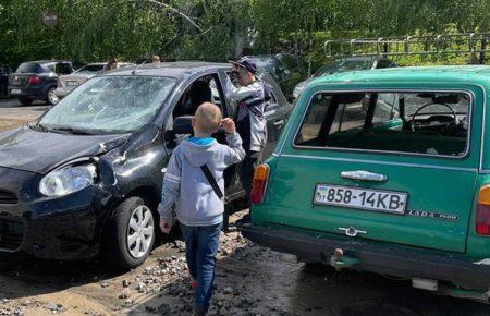 Прорив тепломережі у Києві: кількаметровий фонтан пробив асфальт і пошкодив автомобілі (фото, відео)