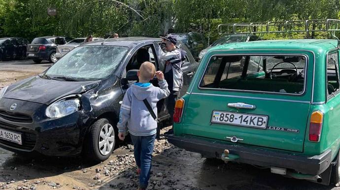 Прорив тепломережі у Києві: кількаметровий фонтан пробив асфальт і пошкодив автомобілі (фото, відео)