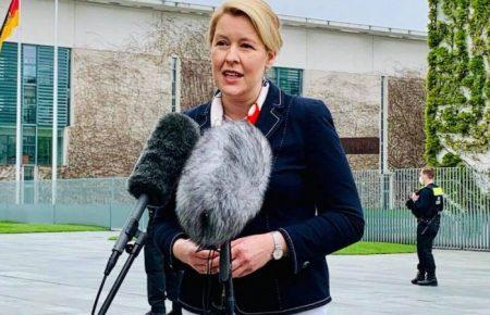 У Німеччині міністерка подала у відставку на тлі звинувачень у плагіаті