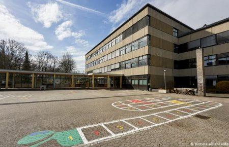 У Німеччині за крадіжку екзаменаційних білетів засудили трьох випускників гімназії