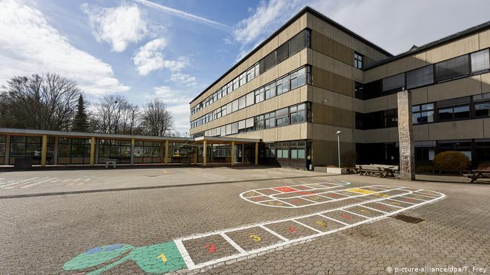 У Німеччині за крадіжку екзаменаційних білетів засудили трьох випускників гімназії