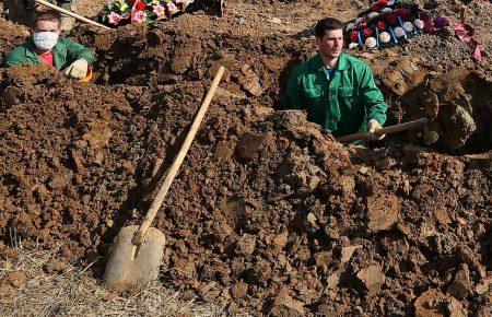 В РФ прошли соревнования по скоростной копке могил