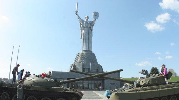 У Мінкульті заперечують, що забороняли монтувати сцену біля Музею історії України у Другій світовій війні