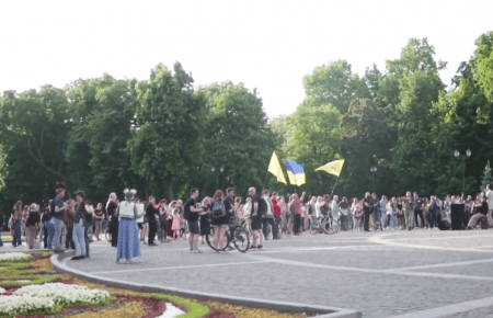 «Сад Шевченка — не концтабір!»: у Харкові містяни вийшли на протест на підтримку вуличних музик