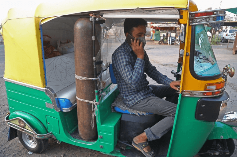 «Швидка допомога»: в Індії водій рикші пропонує безкоштовний кисень хворим на COVID-19
