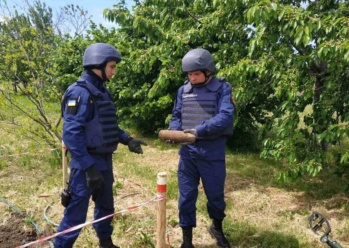 На Херсонщині піротехніки знищили артснаряд часів минулих війн