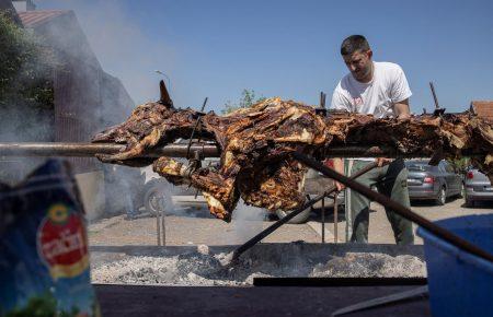 Сербська закусочна пригощає смаженим м'ясом тих, хто вакцинувався від COVID-19