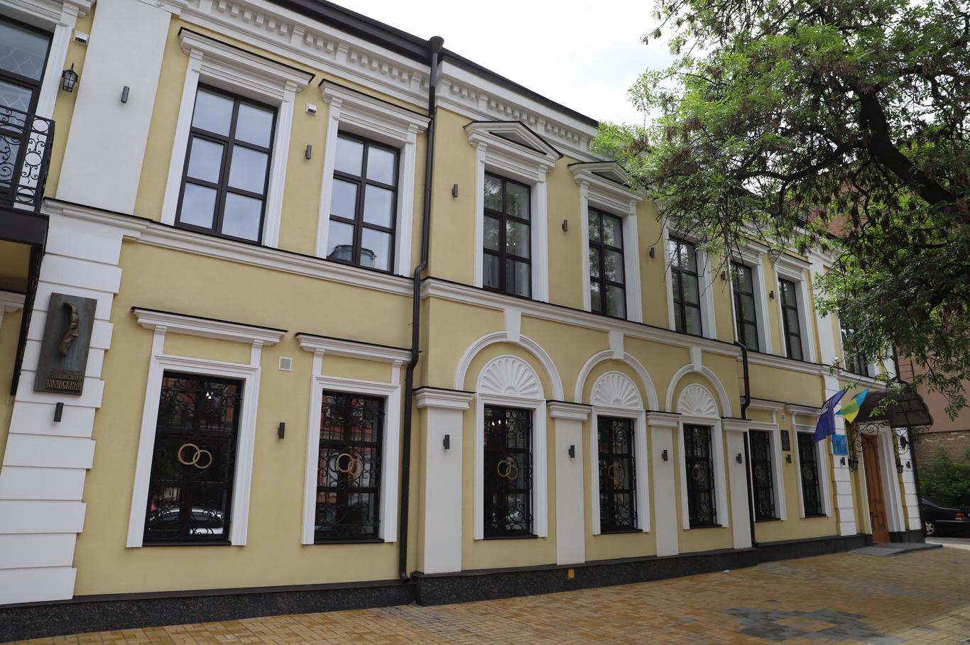 В Киеве отреставрировали Подольский ЗАГС, уже прошла первая церемония бракосочетания (фото)