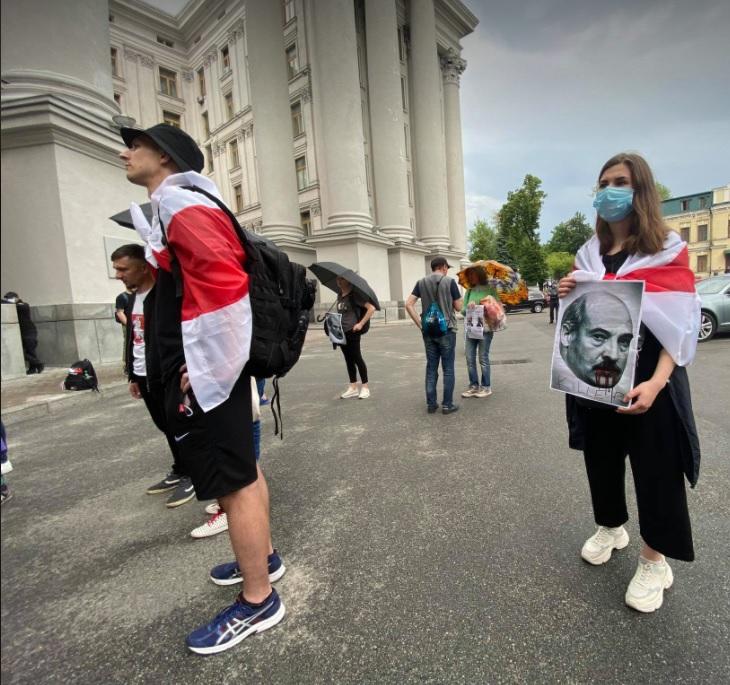 В Киеве проходит акция «Хватит спонсировать государственный терроризм Лукашенко!» (фото)