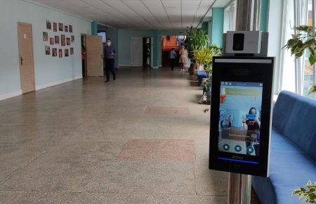 Говорит «Надень маску» и «Доступ разрешен»: в школах Черкасс внедряют электронную систему пропуска (фото)