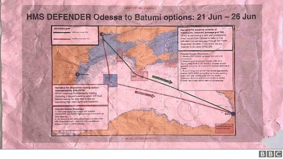 Засекреченные документы Минобороны Великобритании нашли на остановке, в них говорится о проходе британского эсминца у Крыма