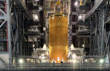 NASA показало фото сверхтяжелой ракеты для полета на Луну (ВИДЕО)