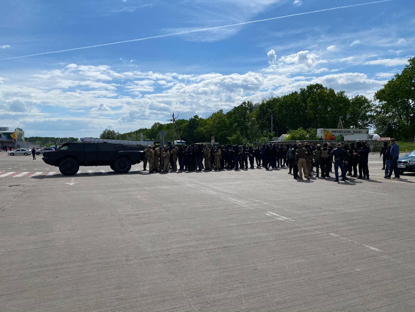 Дымовые пакеты и петарды: в Киеве на рынке «Столичный» произошел конфликт