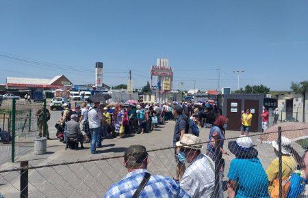 Есть где зарядить телефон, негде спрятаться от жары: ситуация на КПВВ «Станица Луганская»