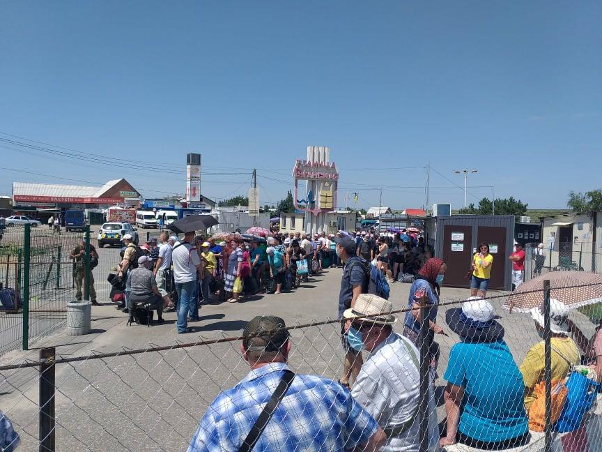 Є де зарядити телефон, нема де сховатися від спеки: ситуація на КПВВ «Станиця Луганська»