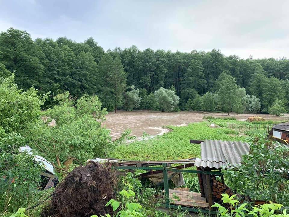 Непогода на Киевщине: прорвало дамбы, размыты подъездные пути (фото)