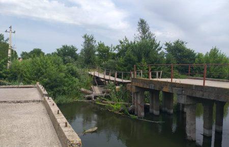 Ходити ним дуже страшно: жителі прифонтого села благають відремонтувати підірваний міст