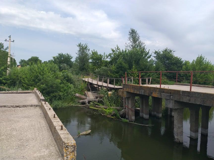 Ходити ним дуже страшно: жителі прифонтого села благають відремонтувати підірваний міст