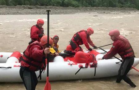 На Прикарпатті хлопчик впав у Черемош, дитина загинула
