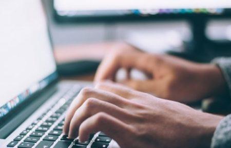 Низка сайтів світових ЗМІ та урядових порталів були недоступні через несправність у хмарному сервісі — TechCrunch