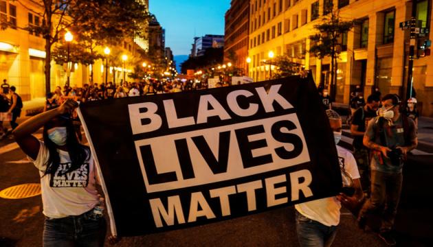 У США подружжя, яке погрожувало зброєю протестувальникам Black Lives Matter, визнало себе винним