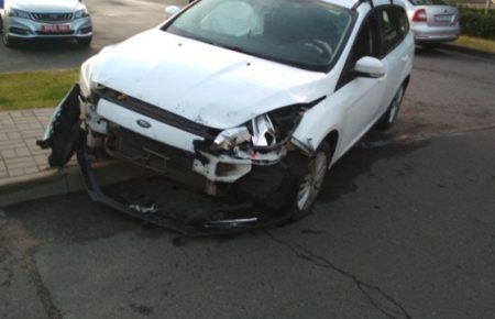 В Минске мужчина на авто протаранил ворота посольства РФ