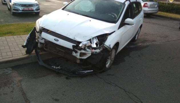 В Минске мужчина на авто протаранил ворота посольства РФ