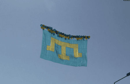 В сторону оккупированного Крыма запустили крымскотатарский флаг с пожеланиями и открытками