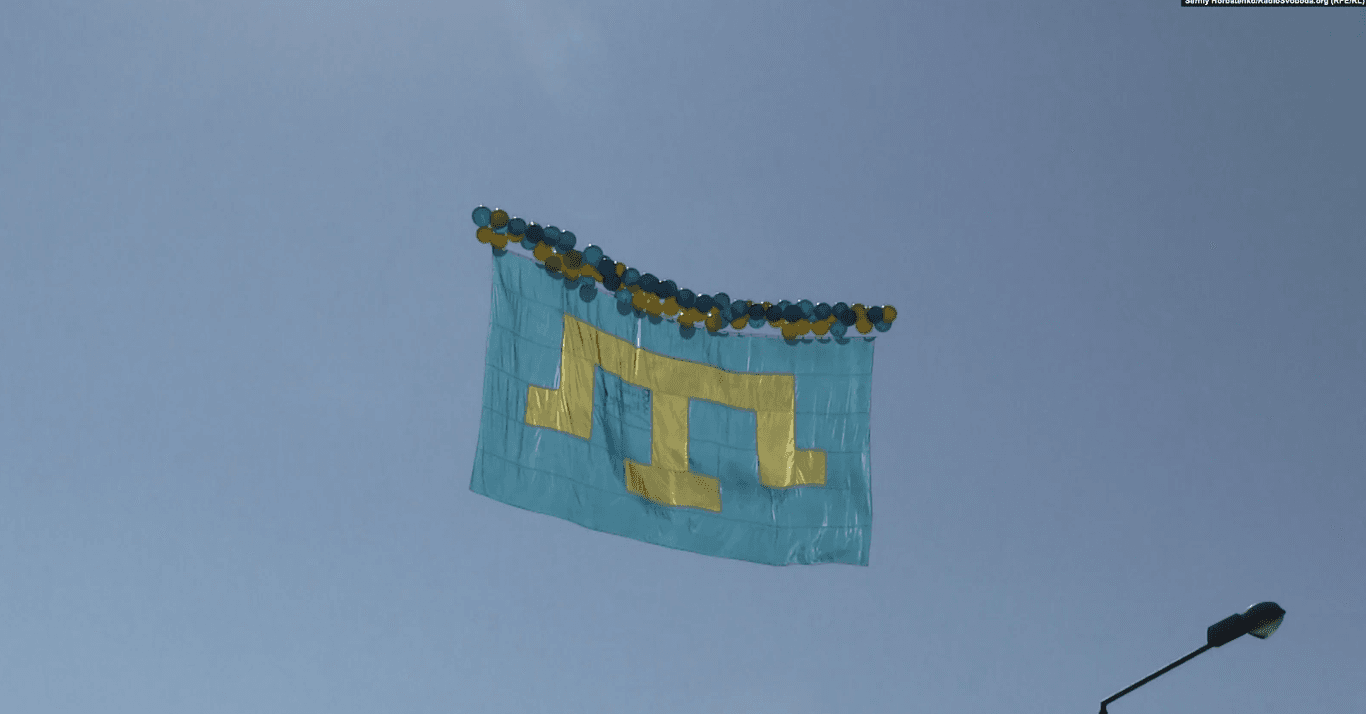 У бік окупованого Криму запустили кримськотатарський прапор із побажаннями та листівками