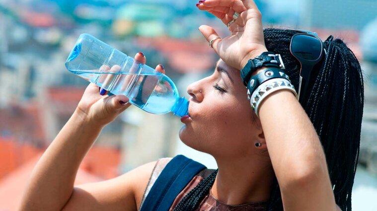 Вода, легка їжа та постійний контроль тиску: поради від кардіохірурга в аномальну спеку