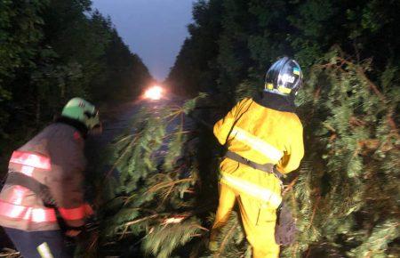 Град розміром з яйце, зірвані дахи, затоплені вулиці: наслідки урагану у Рівному (відео)